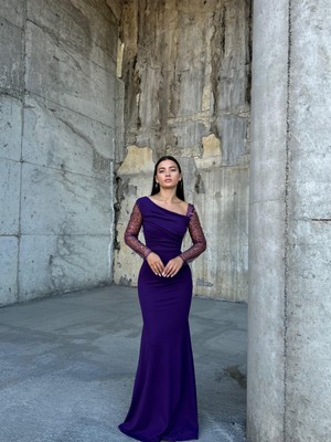 Moda Feminen Kadın Esnek Krep Kumaş Kolları Tül ve Taş Detaylı Önü Drapeli Maxi Boy Balık Abiye Elbise Mor 583118