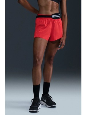 Nike Kadın 4" Kırmızı Swift Dri Fit 2ın1 Koşu Şortu Normal Kalıp ve Hafif Kumaşla Tasarlandı