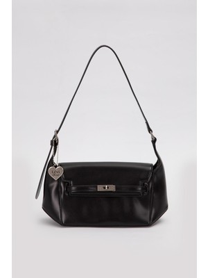 Siyah Kalp Aksesuar Detaylı Omuz Çantası