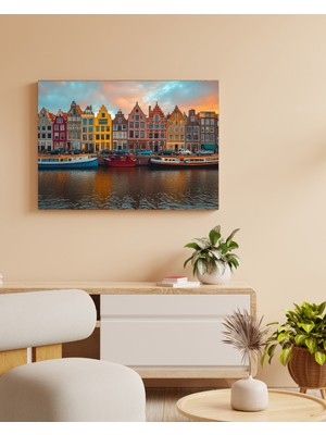 Kanalda Sıralanmış Amsterdam Evleri