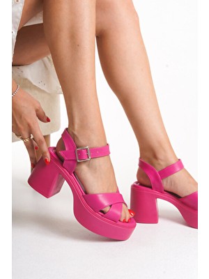 Limeo Fuşya Kadın Dolgu Taban Sandalet Ayakkabı Suni Deri Yüksek Yandan Tokalı Çapraz Şeritli