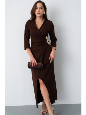 Kadın Kahverengi Kruvaze Yaka Aksesuar Detay Midi Elbise