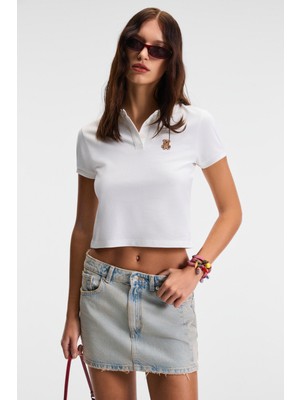 Grimelange SOLVIA Kadın Polo Yaka Patlı Düğmeli Kısa Kollu Önde Nakış Detaylı Crop Beyaz T-Shirt