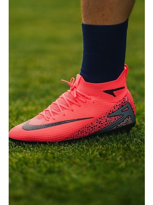 Neon Pembe Çim Saha Futbol Ayakkabısı – Hafif, Konforlu ve Kaymaz Tabanlı Krampon