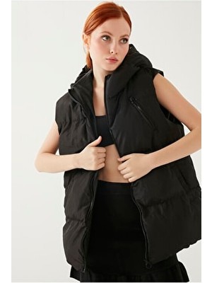 Meecy Kadın Siyah Oversize Şişme Yelek Kapüşonlu Regular Fit Tasarım Özellikleriyle