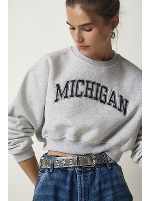 Kadın Gri Baskılı Şardonlu Crop Örme Sweatshirt HF00443