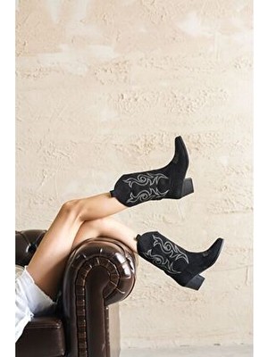 Kadın Darel Kovboy Çizme Siyah Süet Kalın Topuklu Deri Malzeme ile Şık Tasarım