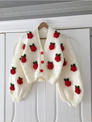 El Örgüsü Çiçek Desenli Kadın Hırka Uzun Kol Orta Kalınlıkta Örme Kumaş ile Şık Tasarım