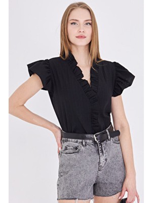 Kadın Siyah Yakası ve Kolları Fırfırlı Bluz ARM-25Y001063