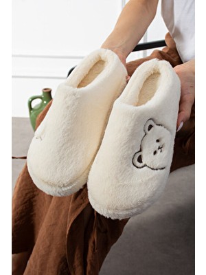 Belirtilmemiş Ayıcık Desenli Kışlık Unisex Ev Terliği Ekru Tekstil Malzemeden Kaydırmaz Tabanlı Konforlu Kullanım