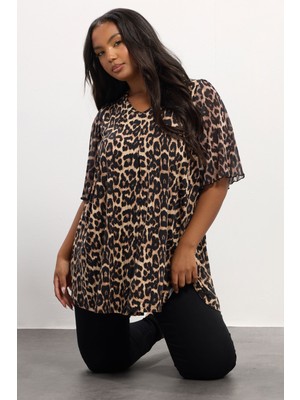 Büyük Beden Kısa Kollu V Yaka Tül Detaylı Astarlı Leopar Desenli T-Shirt 304341