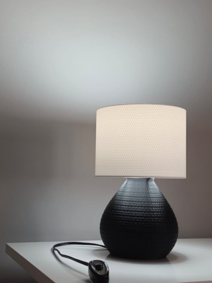 Şık Siyah Dekoratif Masa Lambası, Ev ve Ofis Için Zarif Aydınlatma Seçeneği