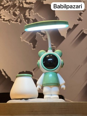 Yeşil Masa Lambası ve Kalemtraş Özellikli Eğlenceli Tasarım