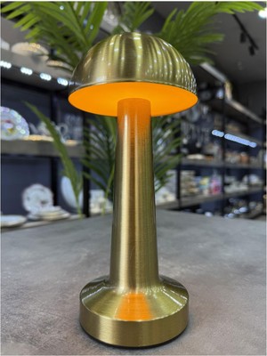 Şık Metal Mantar LED Lamba, Evinize Sıcaklık ve Aydınlık Katıyor