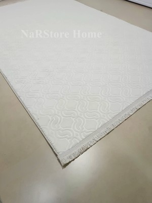 Yıkanabilir, Kaymaz Tabanlı, Saçaklı ve Kabartmalı Çok Renkli Halı, Şık ve Kullanışlıdır.