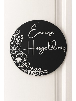 Evimize Hoşgeldiniz Yazılı Ahşap Kapı Süsü Duvar Dekoru Hediyelik Süs 23 cm Çapında Siyah Beyaz