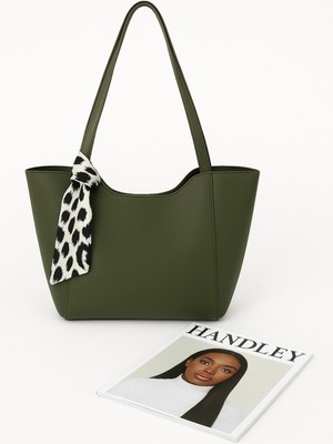 Büyük Kapasiteli Fular Detaylı Omuz Çantası