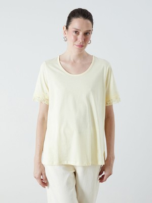 Lc Waikiki Yeni Sezon Bisiklet Yaka Dantel Detaylı Kadın Tişört