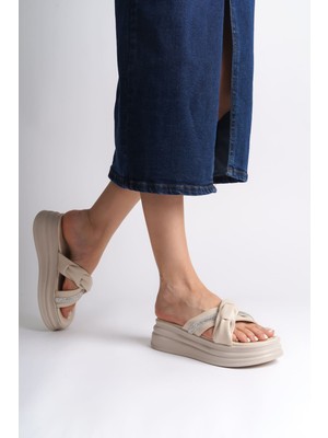 Clara Düz Topuklu Kurdele Desenli Taşlı Kalın ve Ortopedik Taban Kadın Terlik  Ckt - Krem