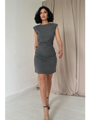 Gri Yanı Büzgülü Sıfır Kol Elbise