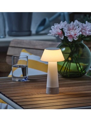 Yüksekliği 20 cm Olan Şık Ayaklı Masa Lambası, LED Işık ve Beyaz Renk Seçeneği