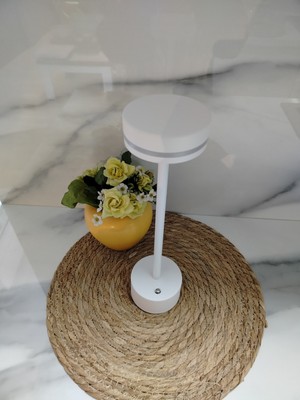 Şık Beyaz LED Çalışma Lambası, Modern ve Enerji Tasarruflu Tasarım