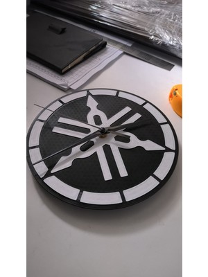 Şık Siyah Logo Tasarımlı Saat, Günlük ve Özel Kullanım Için Uygun