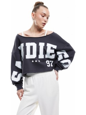 Uzun Kollu Şardonlu Oversize Kayık Yaka Baskılı Crop Sweatshirt