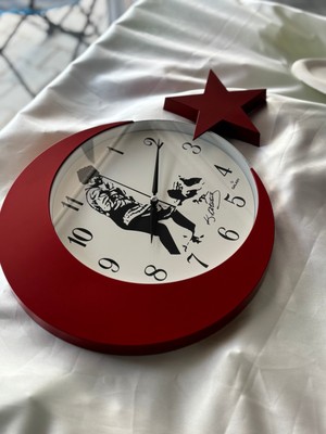 Kırmızı Renkli Atatürk ve Bayrak Figürlü Çevre Dostu Duvar Saati
