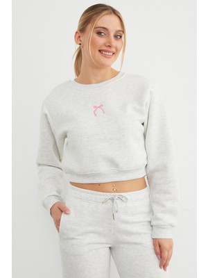 3 Iplik Fiyonk Nakışlı Crop Sweatshirt