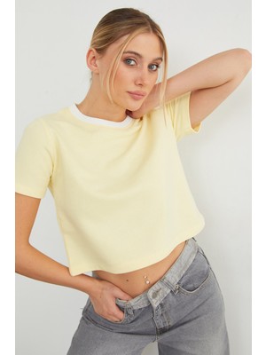 Basic Ribanalı Yaka Mevsimlik Crop Tişört