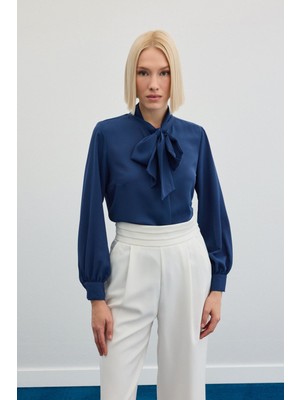 Sateen Yakası Bağlamalı Düz Kadın Gömlek - İndigo Günlük Stil Dokuma Kumaş Özelliği