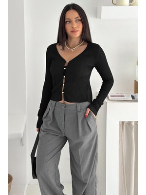 Kadın Düğme Detaylı Fit Triko Bluz – Zarif & Modern Stil
