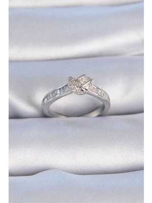 Pirinç Gümüş Renk Zirkon Taşlı Düğüm Model Kadın Yüzük - Lisinya