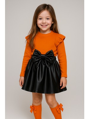 Özge Başaran Deri Etek, Turuncu Badi ve Diz Altı Fiyonklu Çorap Takım