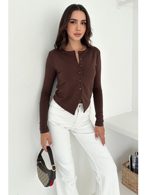 Kadın Sivri Etek Uçlu Düğmeli Bluz – Modern & Şehirli Stil