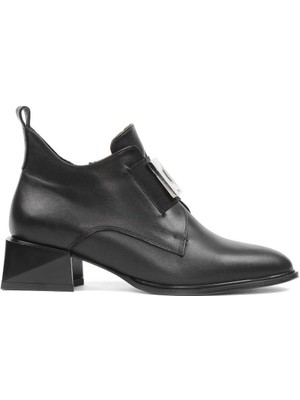 Kadın Siyah Fermuarlı Toka Detaylı Deri Bot