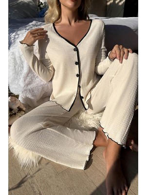 Kadın Beyaz Örme Kumaş V Yaka Düğmeli Rahat Şık Pijama Takımı