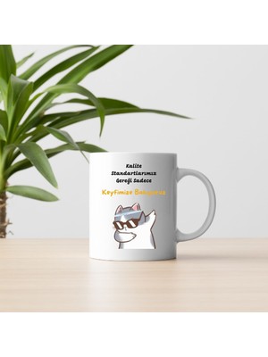 Komik Kedi Temalı Kahve Kupası – Keyfimize Bakıyoruz Tasarımlı Hediyelik Kupa