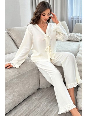 Kadın Beyaz Önden Bağlamalı Kolu ve Paçası Fırfır Detaylı Uzun Kollu Pijama Takımı