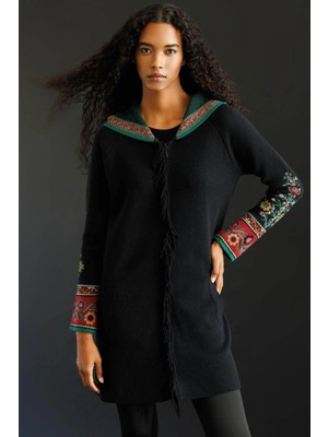 Desen Triko Kadın Kapüşonlu Kilim Jakarlı Püsküllü Yün Kaban 25056 Siyah