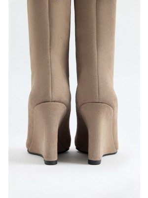 Lutvelizade Çizme 2517 - Sivri Burun Dolgu Topuk Vizon Süet Kadın Çizme