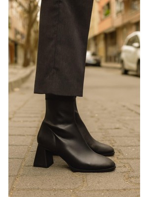  Kadın Küt Burunlu  Topuklu Kadın Streç Bot