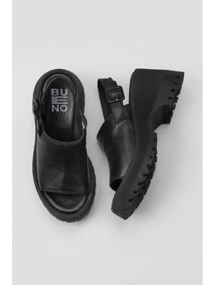 Bueno Shoes Siyah Deri Kadın Dolgu Topuklu Sandalet 8 cm Topuk Boyu ile Rahat Kullanım