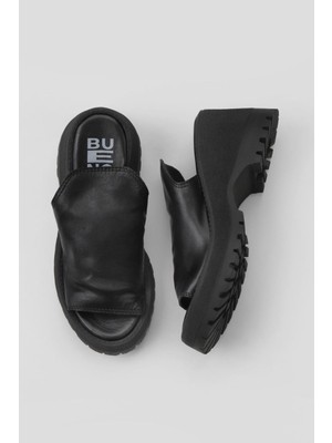 Bueno Shoes Siyah Deri Kadın Dolgu Topuklu Terlik 01WY12606 01WY12606