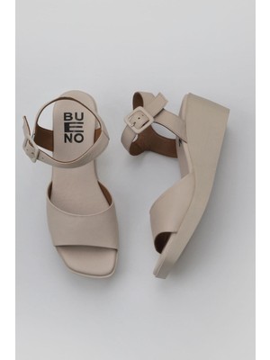 Bueno Shoes Krem Deri Kadın Dolgu Topuklu Sandalet 01WY2400 01WY2400