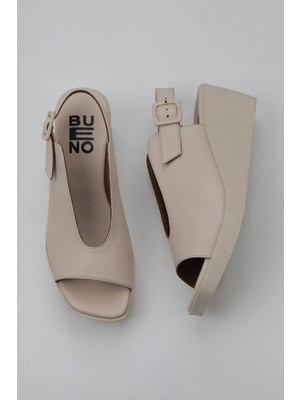 Bueno Shoes Krem Deri Kadın Dolgu Topuklu Sandalet 01WY2405 01WY2405