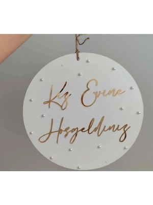 Evsay Kız Evine Hoşgeldiniz Ahşap Kapı Süsü Inci Süslemeli Duvar Dekoru 28CM Gold Yazili