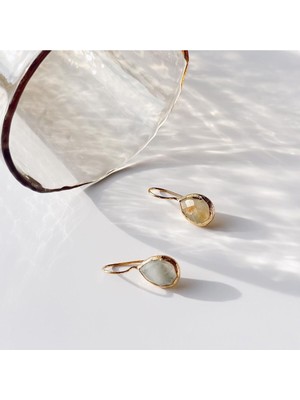 Yeşil Taşlı Zarif Küpe, Şık ve Doğal Aksesuar.