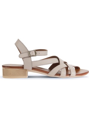 Gri Deri Kadın Az Topuklu Sandalet Bueno Shoes 3 cm Topuk Yüksekliği İle Şık Ve Rahat
